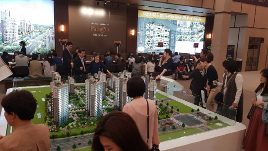 지난 10일 오후 방문한 경기도 평택시 합정동 일대에 마련된 고덕 파라곤 2차 견본주택. 방문객들이 유니트를 둘러보면서 분양 관계자들에게 궁금한 점을 묻고 있다.<박상길 기자>